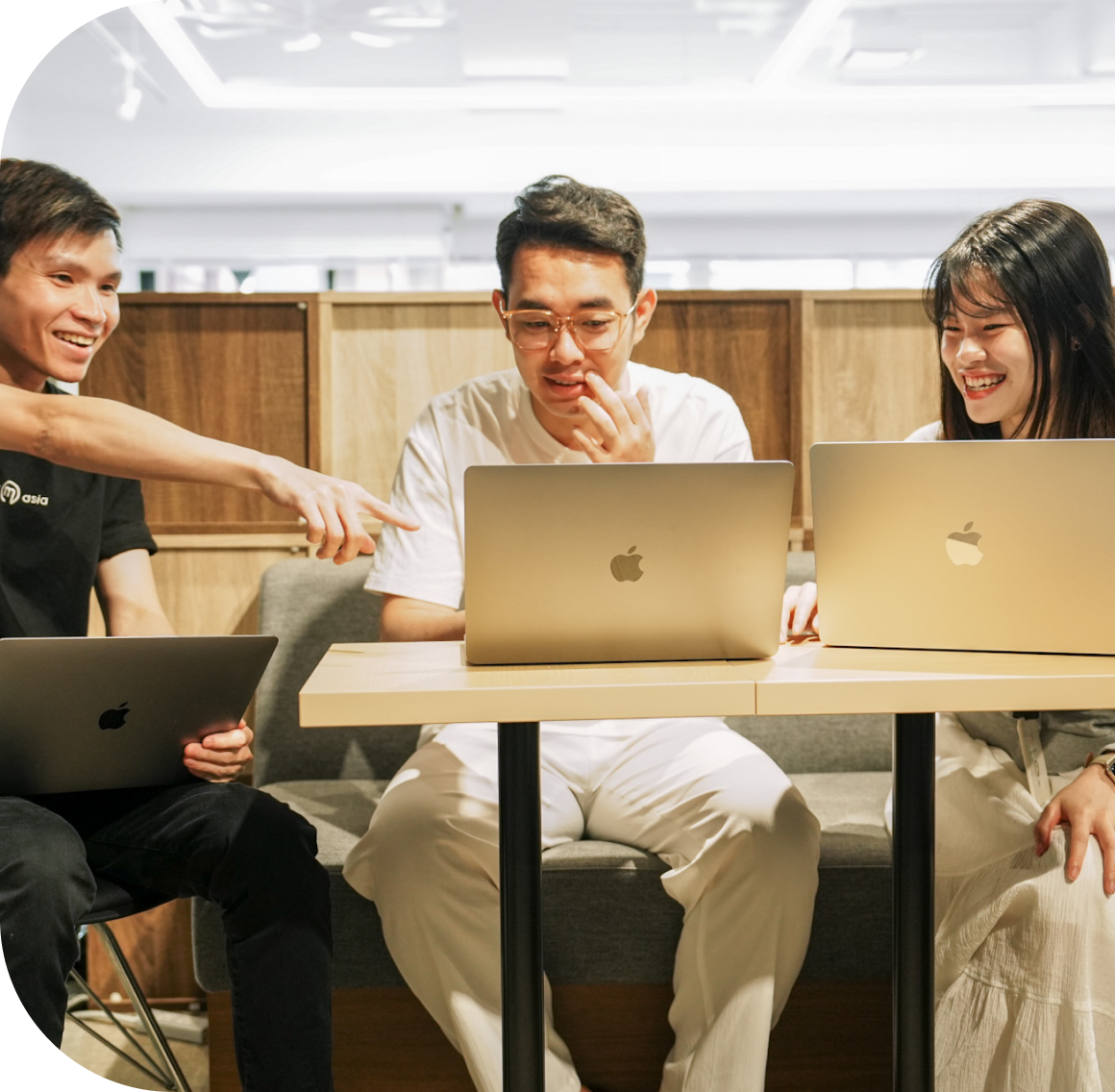 パソコンに向かって会話をしている男女３名の様子